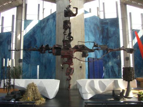 Emmerich : Hansastraße, Heilig-Geist-Kirche, die weißen Altarblöcke links und rechts sind aus Carrara-Marmor